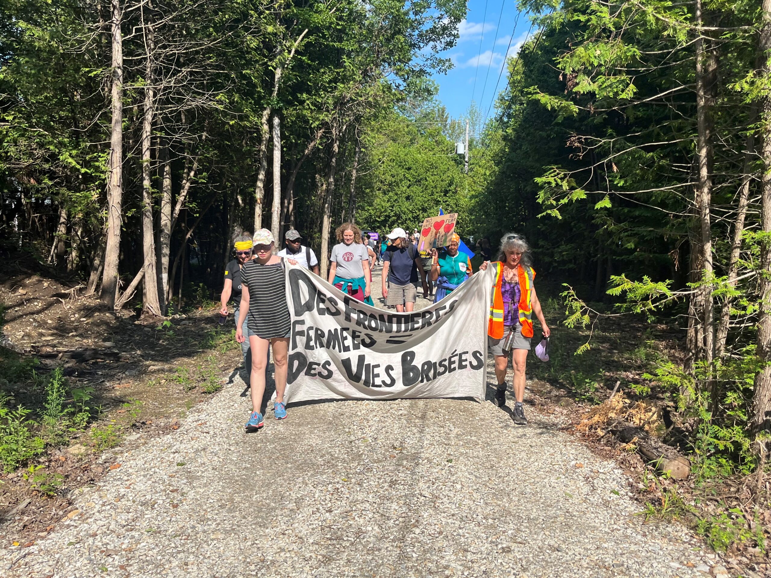 Marcheurs en direction du chemin Roxham