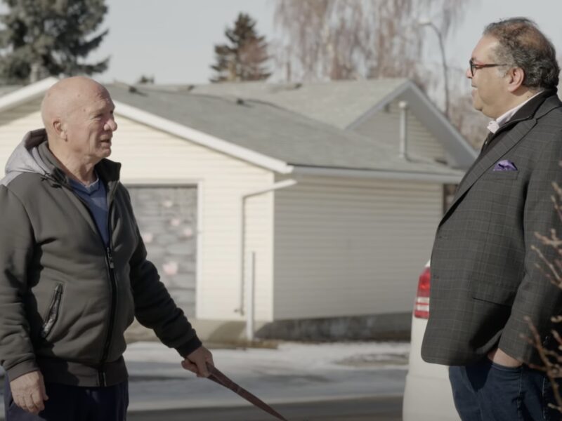 Naheed Nenshi, ancien maire de Calgary et nouveau venu au NPD de l'Alberta, n'est pas seul dans la course pour le poste de chef du parti : quatre de ses candidats rivaux sont d'actuels députés, à savoir Jodi Calahoo Stonehouse, Sarah Hoffman, Kathleen Ganley et Rakhi Pancholi, tandis que le président de la Fédération du travail de l'Alberta basé à Edmonton et membre de longue date du NPD, Gil McGowan, est également candidat. (Capture d'écran d'une vidéo de la campagne de leadership de Naheed Nenshi.)