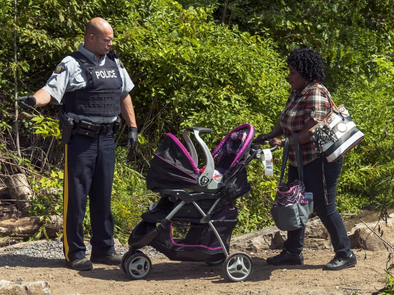 Une femme avec une poussette entre au Canada par le Chemin Roxham. Photo: Daniel Case