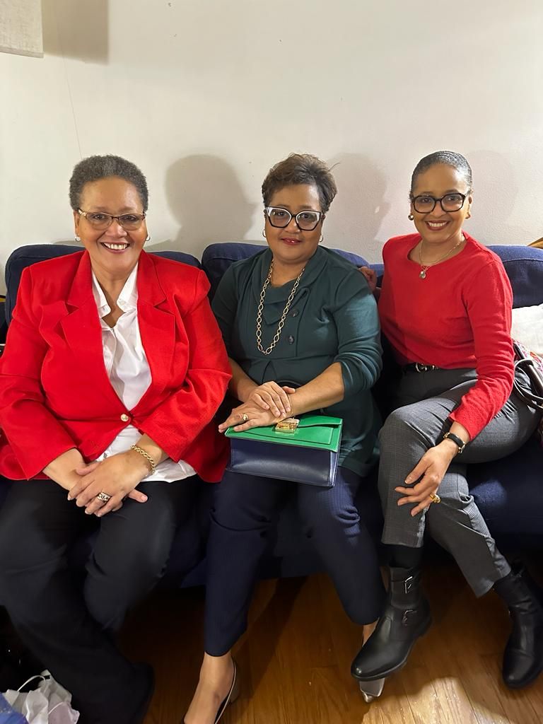 Les trois filles de M. Leveillé dont Marjorie qui vivent au Canada comme citoyennes. Photo courtoisie